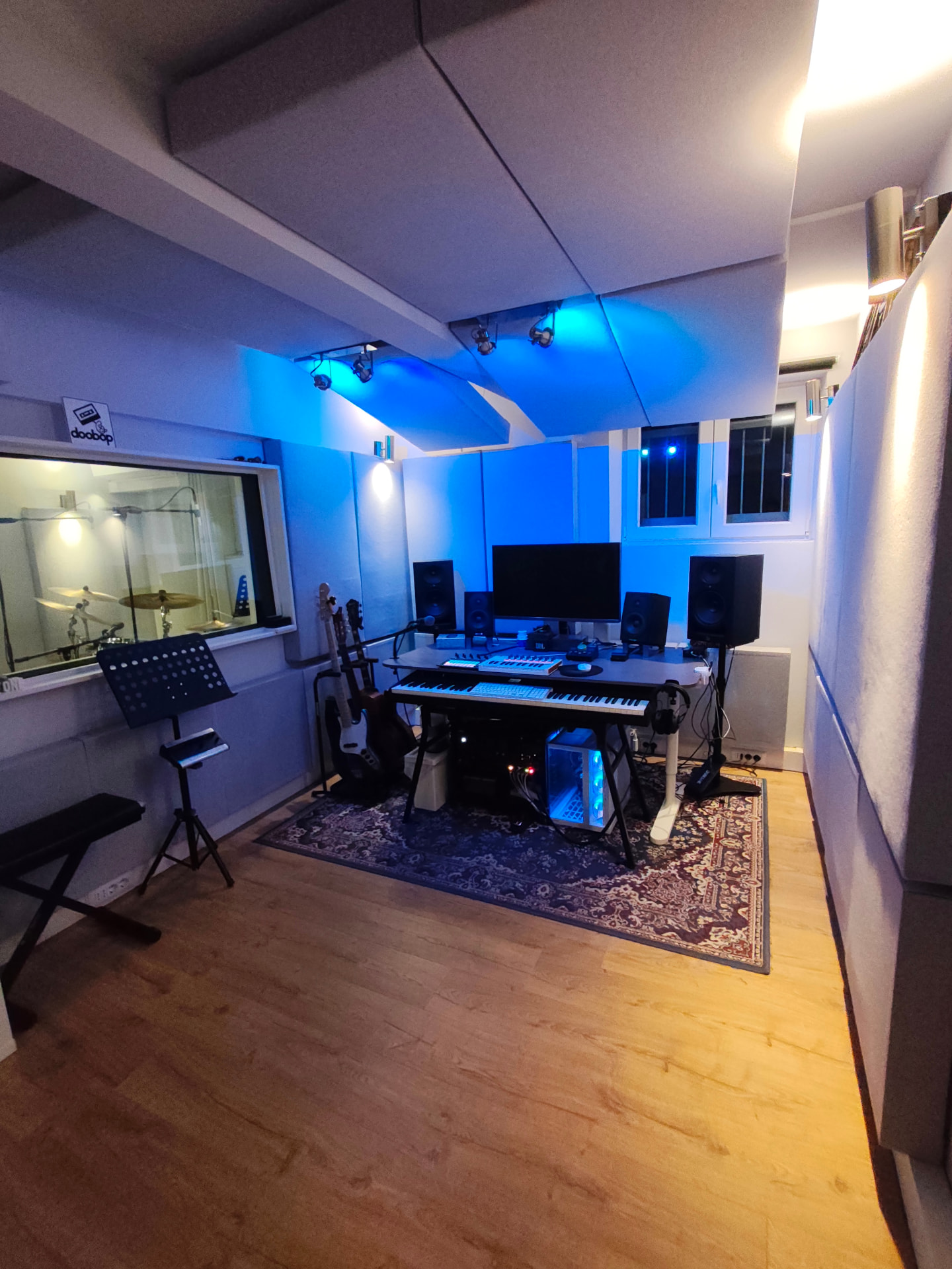 Regia dello studio Doobop con luci blu, monitor e strumentazione