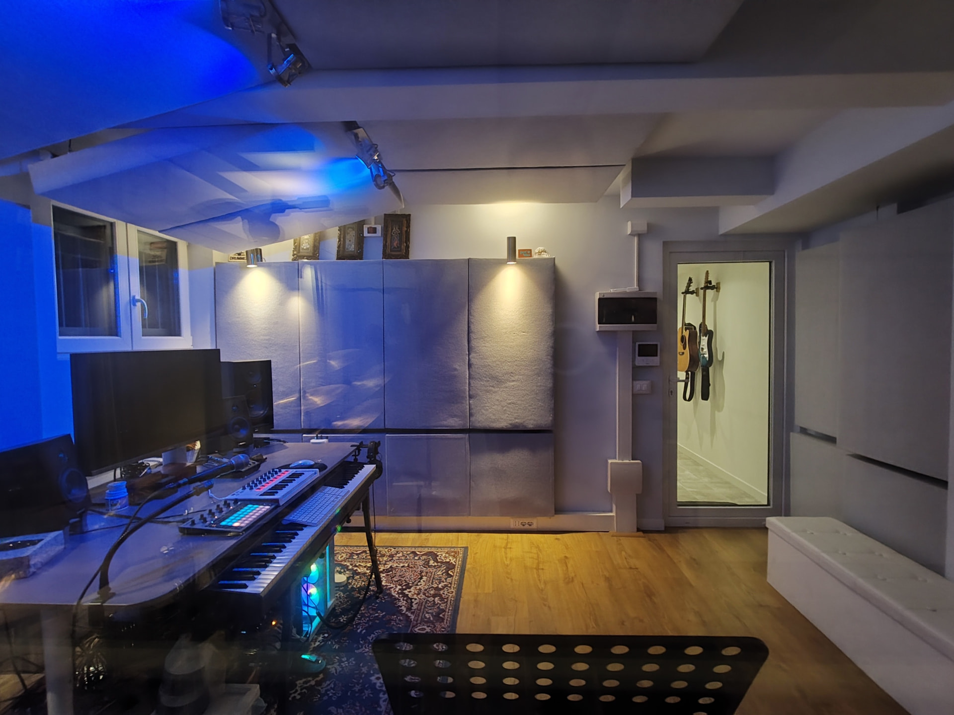 Regia dello studio Doobop con monitor, tastiere e pannelli acustici
