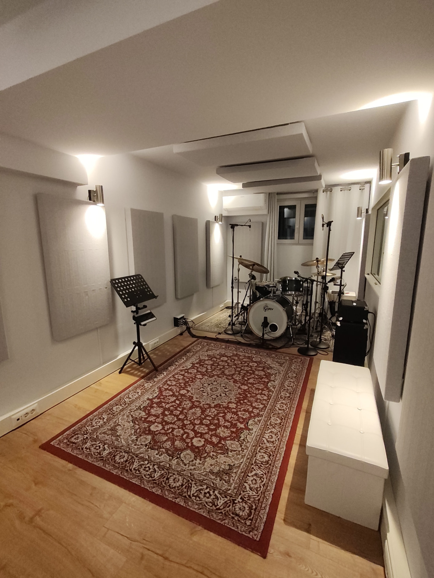 Batteria microfonata nella live room dello studio Doobop