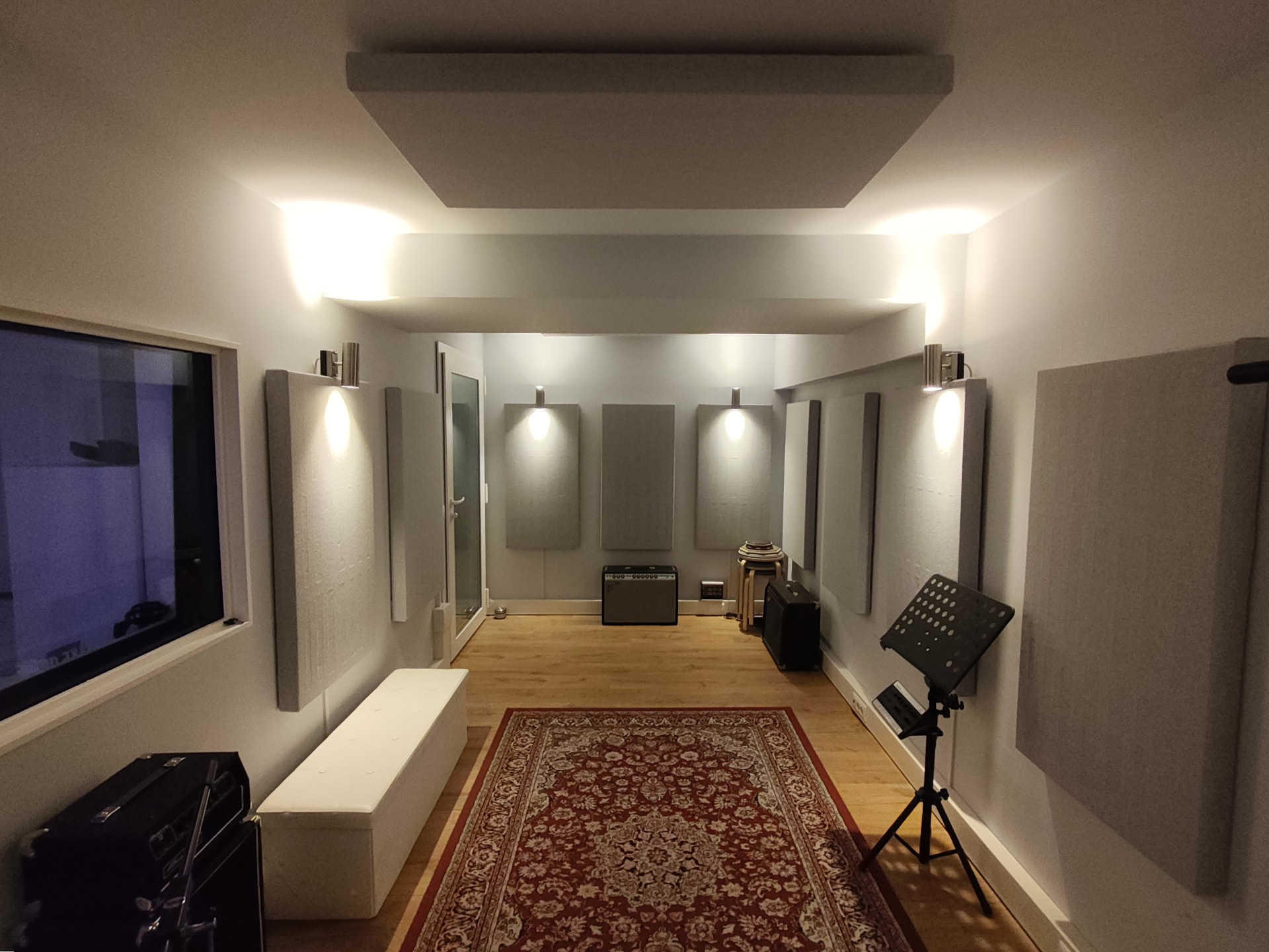 Live room trattata acusticamente con amplificatore e tappeto